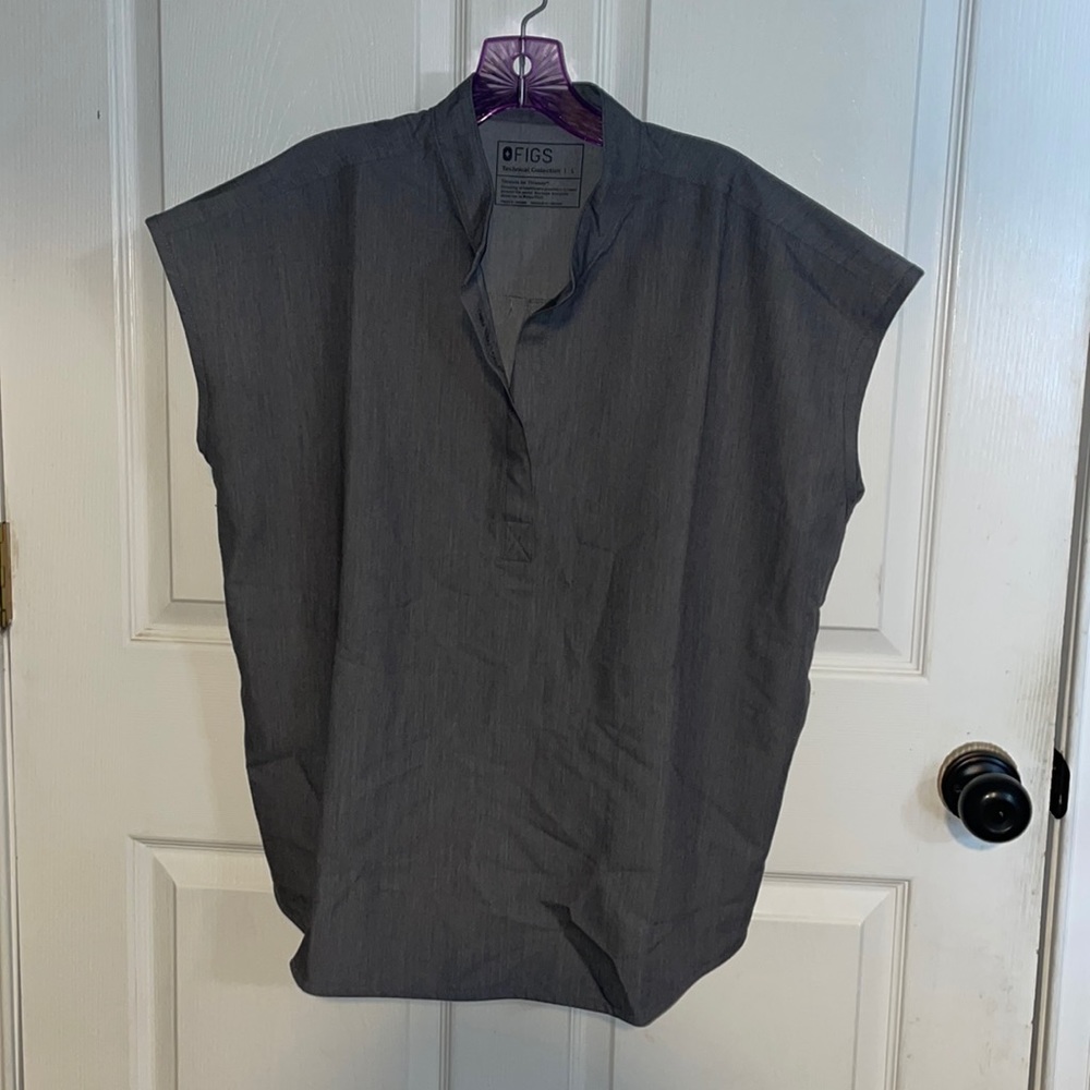 Women’s Figs scrub size large gray, Rafaella top